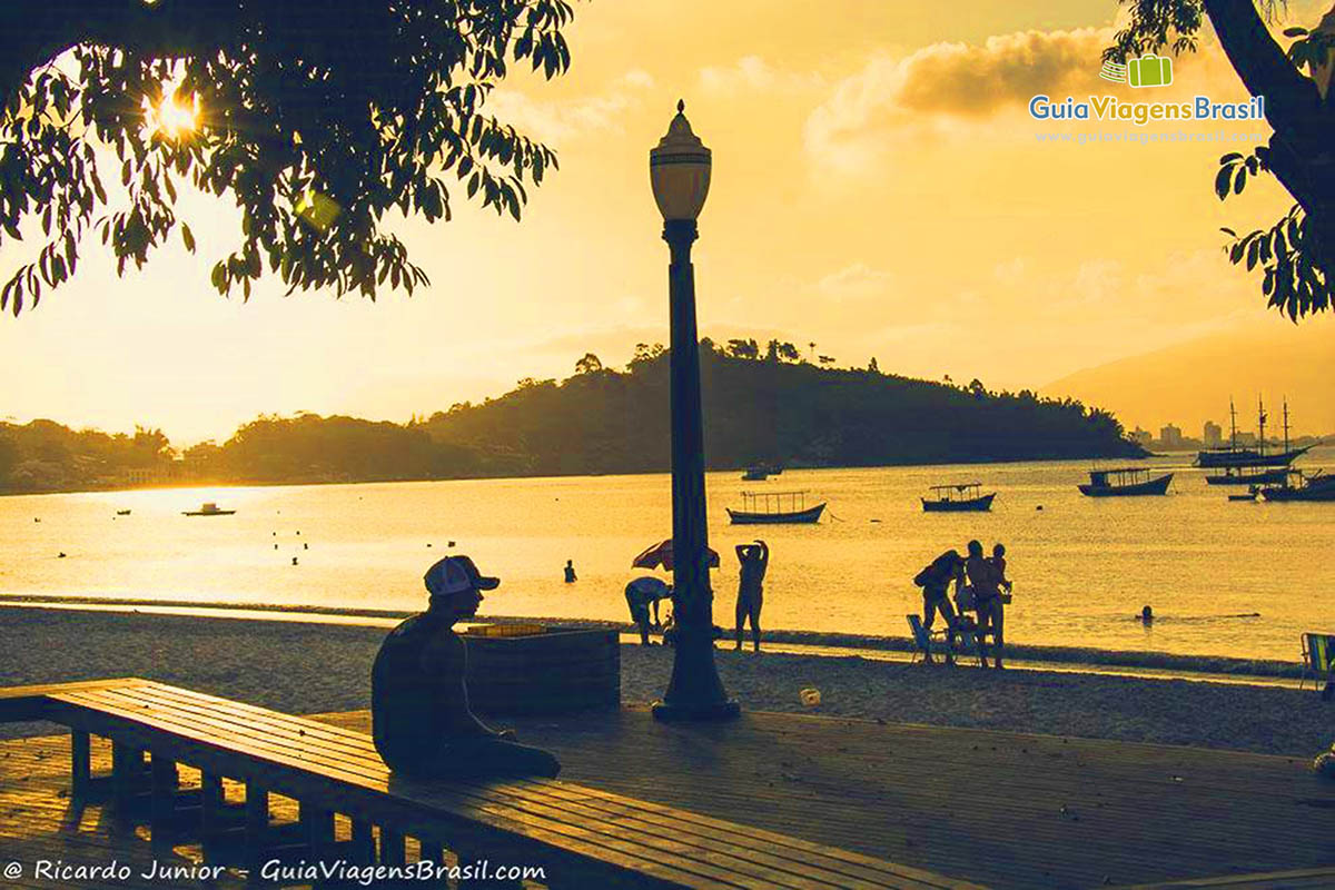 Imagem de um maravilhoso entardecer na Praia Central de Porto Belo.