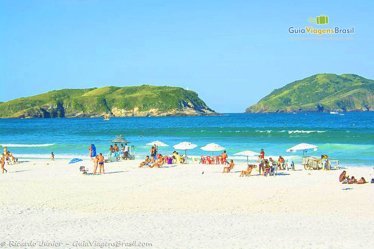 Imagem de turistas nas areias da Praia das Dunas em Cabo Frio.