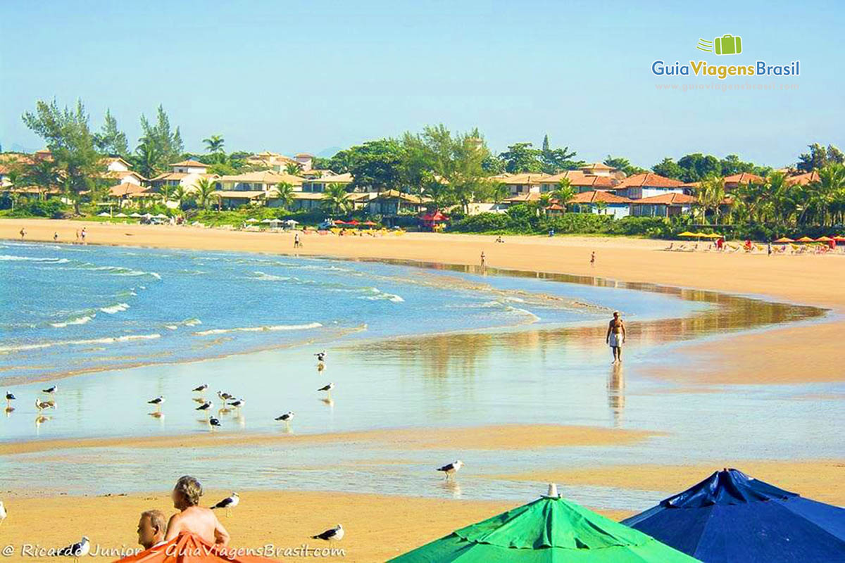 Imagem de um senhor caminhando na Praia de Geribá.