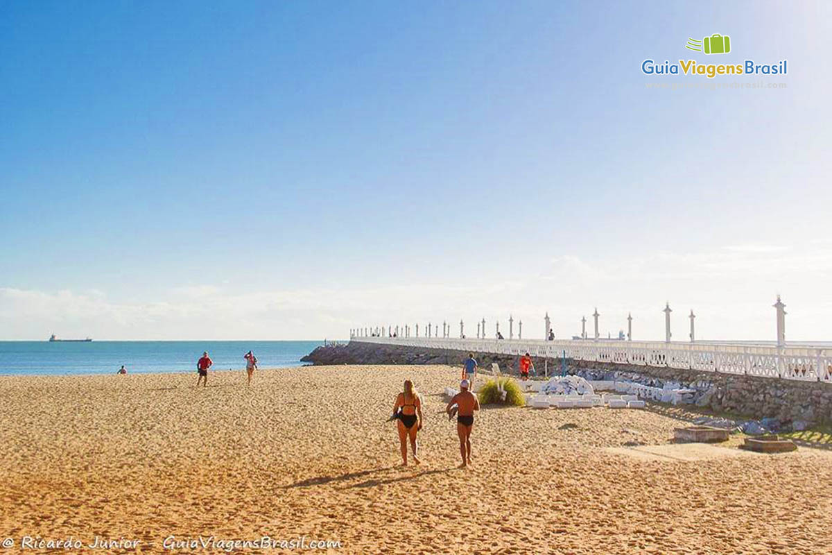 Imagem de pessoas andando na Praia do Centro em Fortaleza.