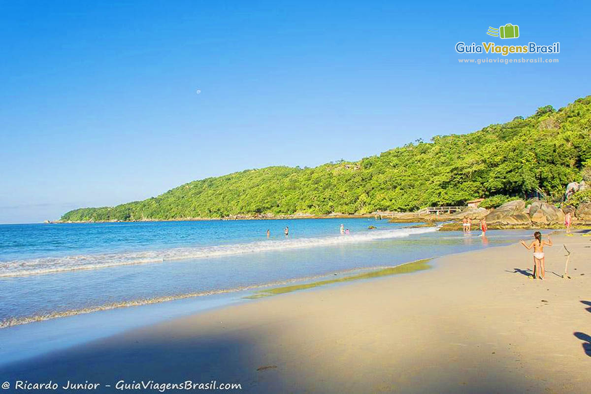 Imagem de pessoas curtindo a Praia Estaleiro.