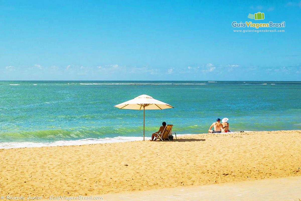 Imagem de pessoas na Praia Jatiúca.