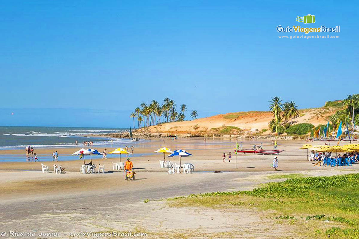 Imagem pessoas curtindo Praia Lagoinha.