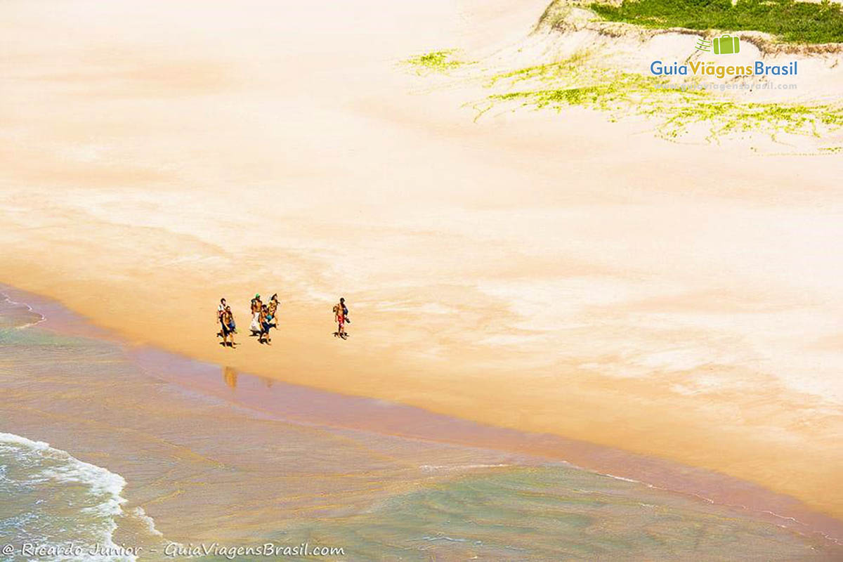 Imagem de quatro pessoas chegando na Praia Lagoinha do Leste.