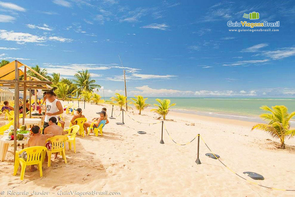 Imagem de turistas no quiosque curtindo a bela Praia Manaíra.