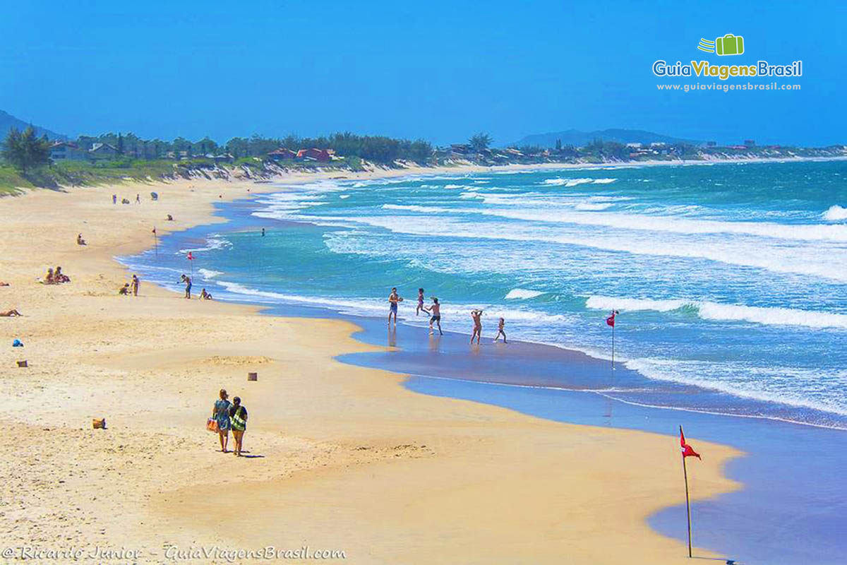 Imagem de pessoas curtindo a Praia Morro das Pedras.