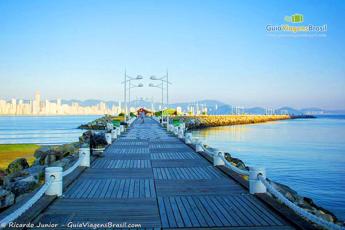 Imagem de um charmoso pier em Balneário Camboriú.