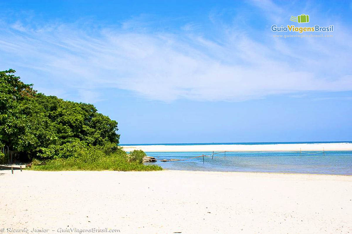 Imagem da piscina natural da Praia de Itaguaré.