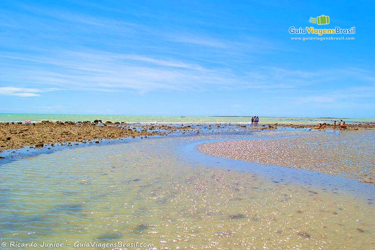 Imagem da bela piscina natural que se forma na Praia do Coqueiro.