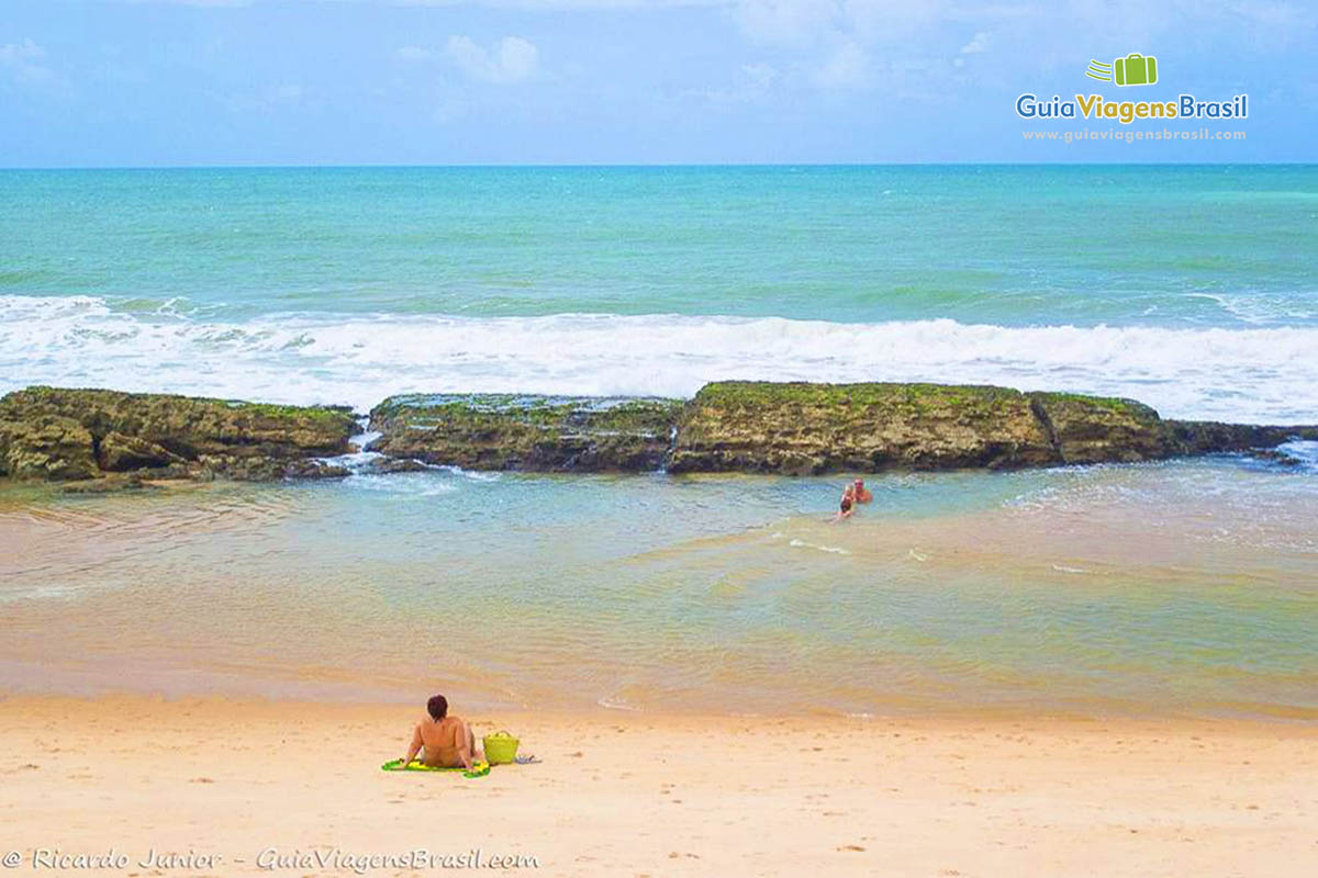 Imagem da piscina natural que se forma na Praia dos Artistas.