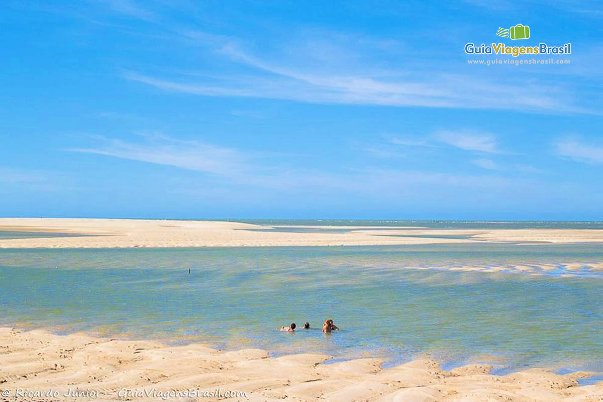 Imagem de crianças nas águas cristalinas da piscina natural na Praia Macapá.