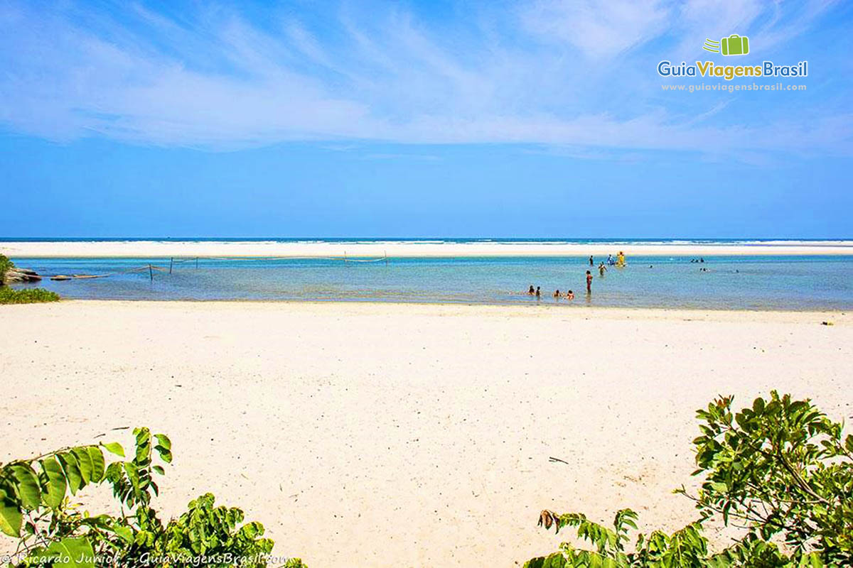 Imagem das areias brancas e piscina natural da linda praia.