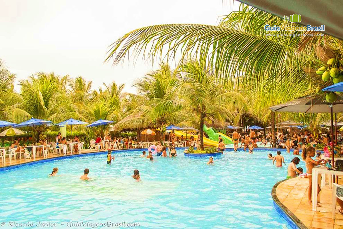 Imagem de piscina na Praia do Futuro, possui quiosque bem aparelhados para dar conforto ao turistas.