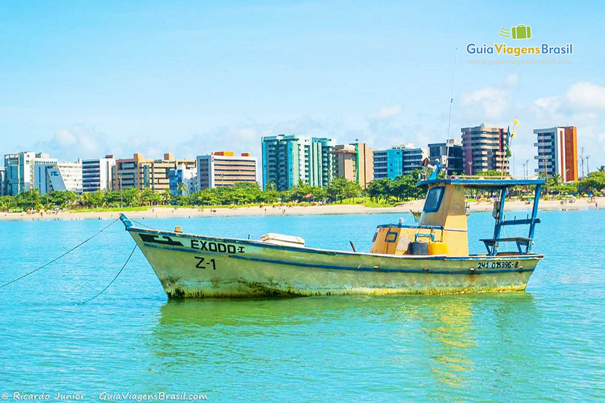 Imagem de barco de pescador nas piscinas de Pajuçara.