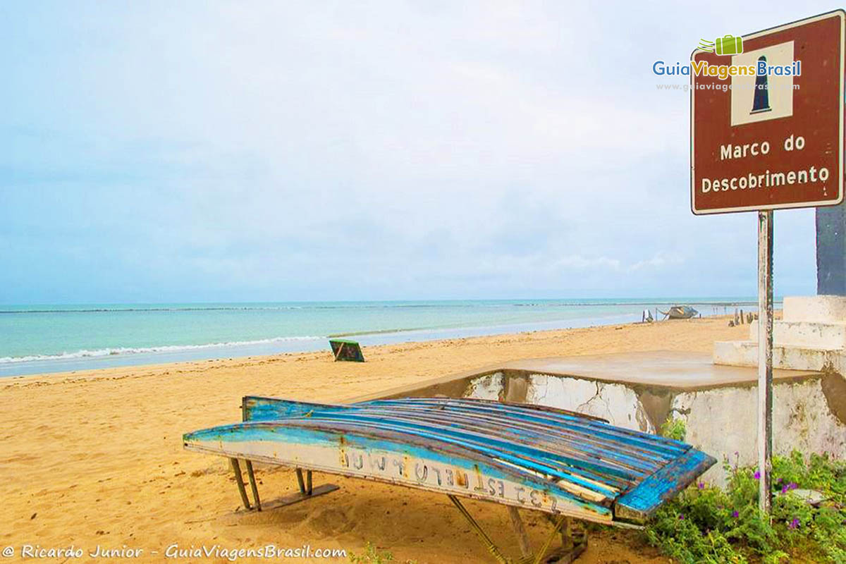 Imagem da placa indicando o marco do descobrimento, na Praia do Marco.