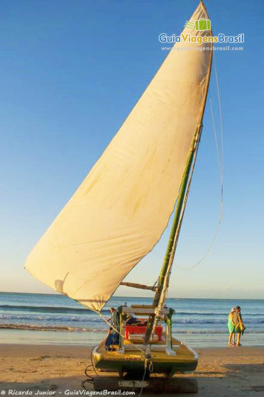 Imagem de uma linda jangada na Praia Ponta Negra.