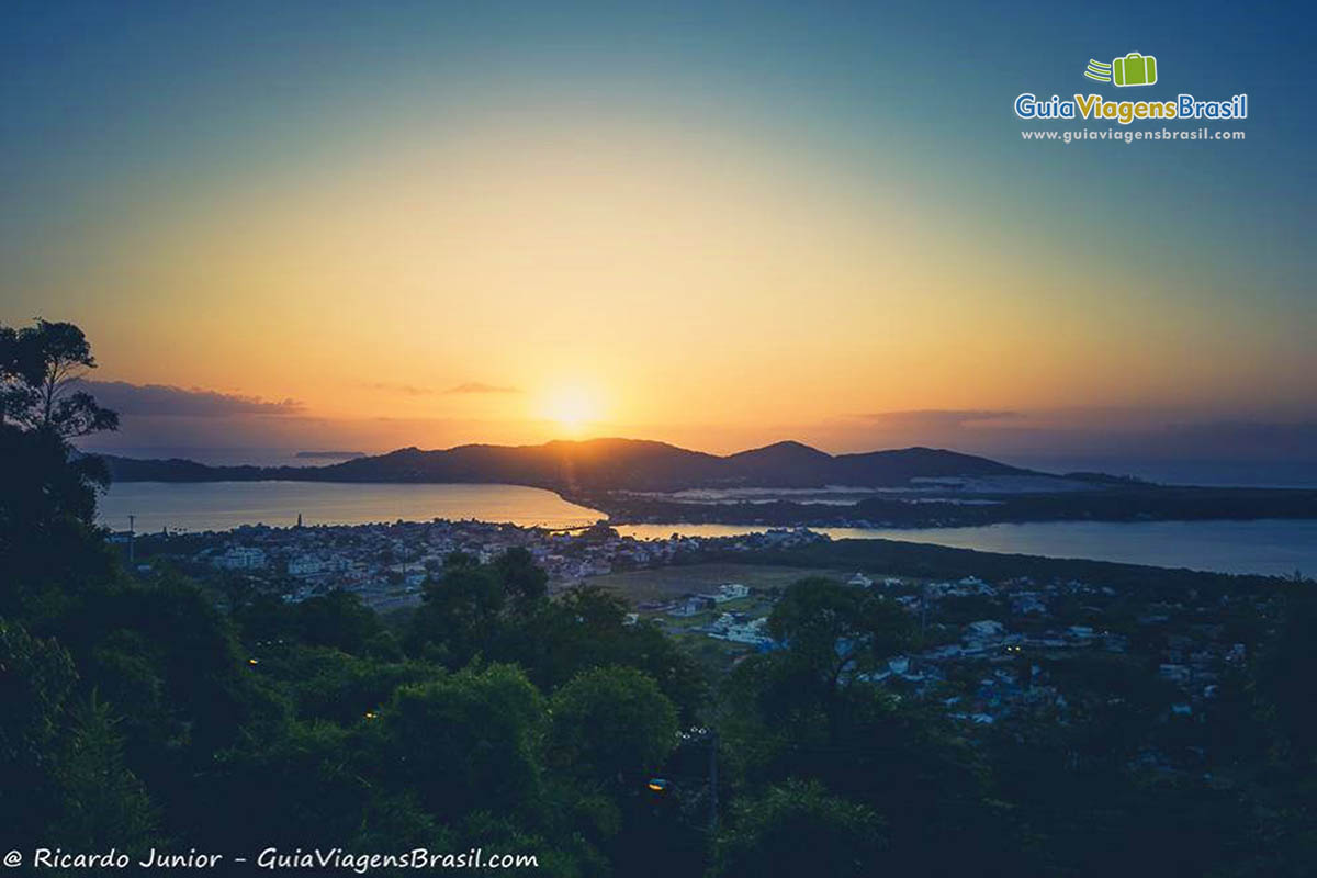 Imagem de um lindo por do sol na Lagoa da Conceição.