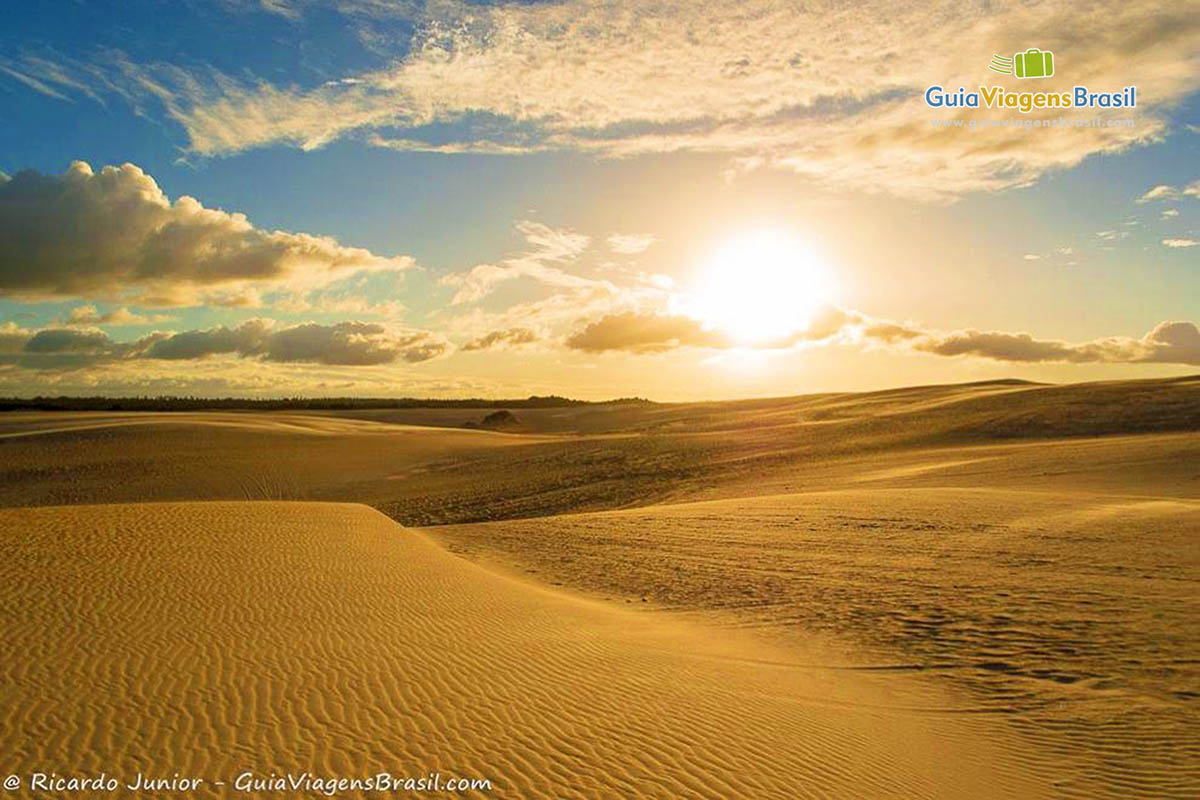 Imagem de um belo por do sol nas dunas.