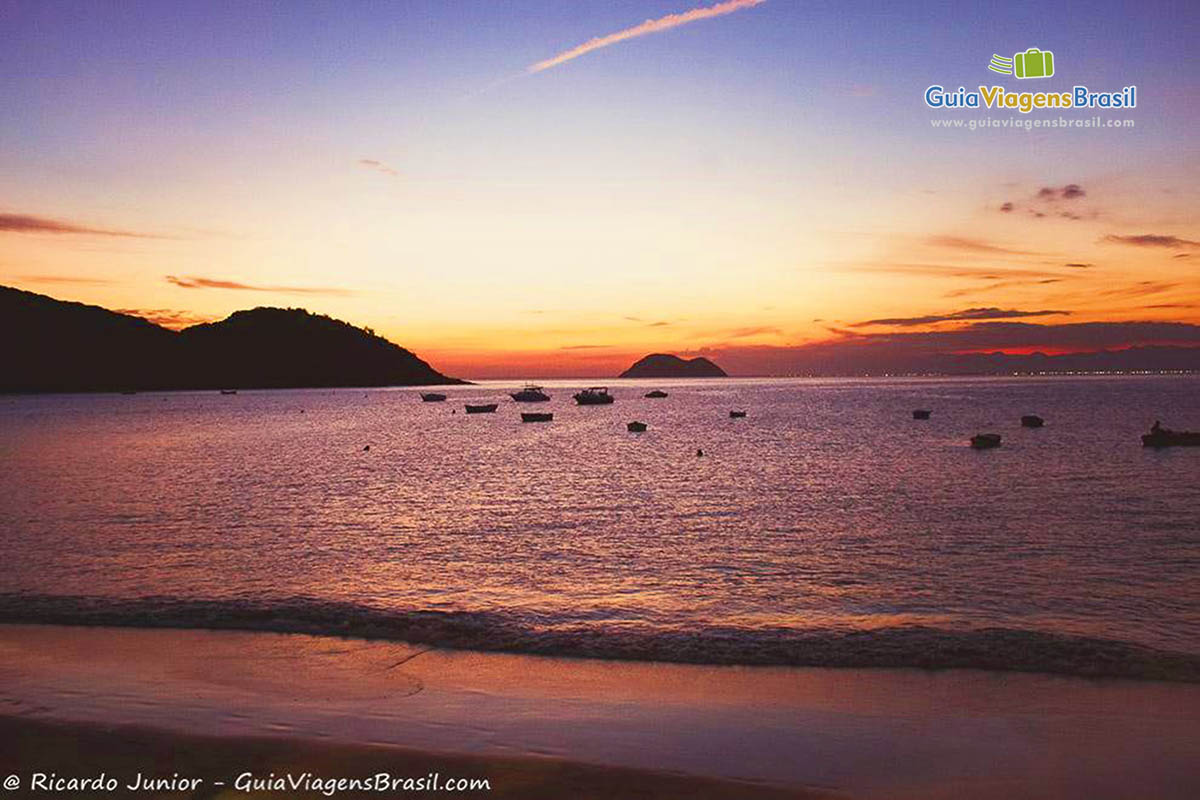 Imagem do lindíssimo por do sol, na Praia de João Fernandes.