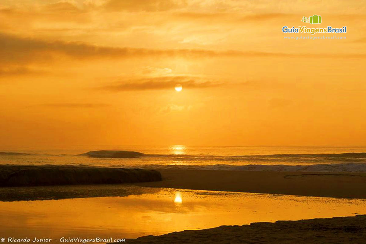 Imagem do por do sol incrível na bela praia.