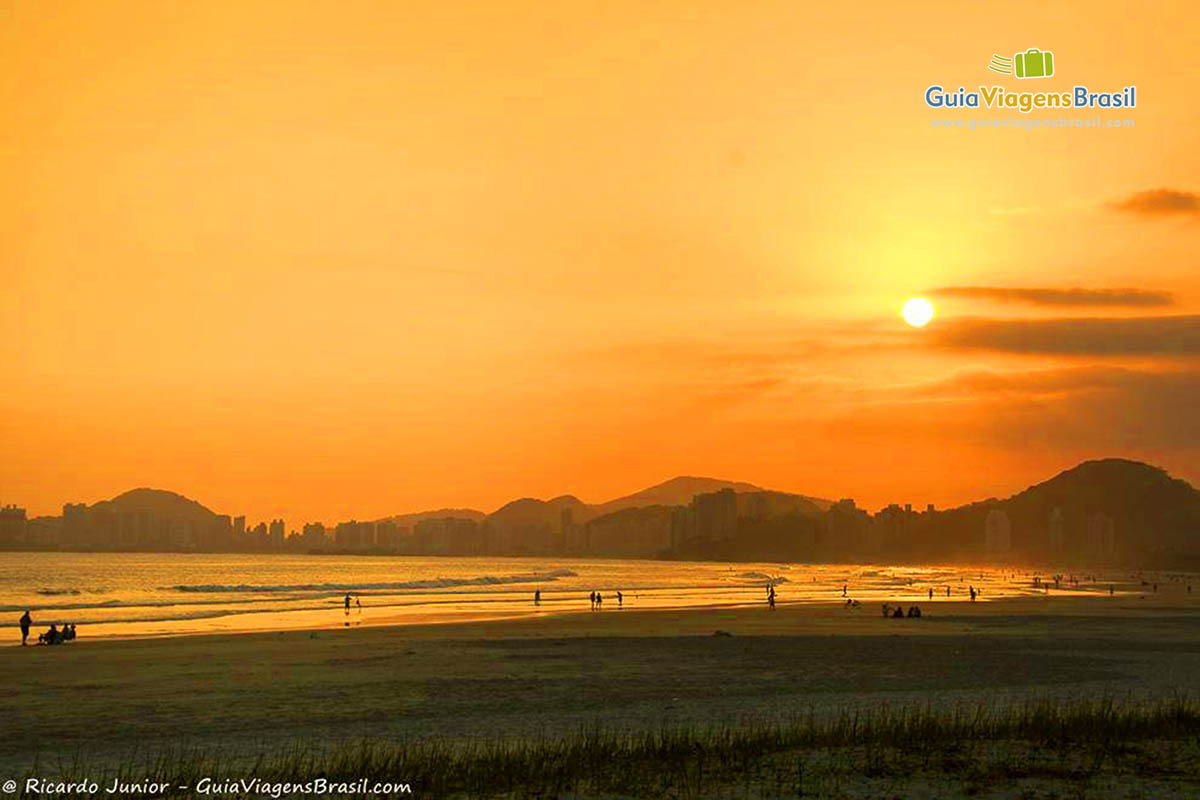 Imagem do por do sol na Praia da Enseada.