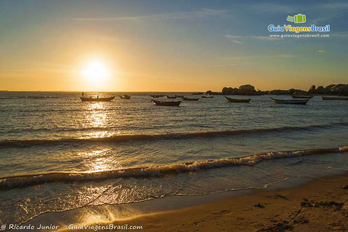 Imagem de uma belo pôr do sol na Praia Pedra do Sal.