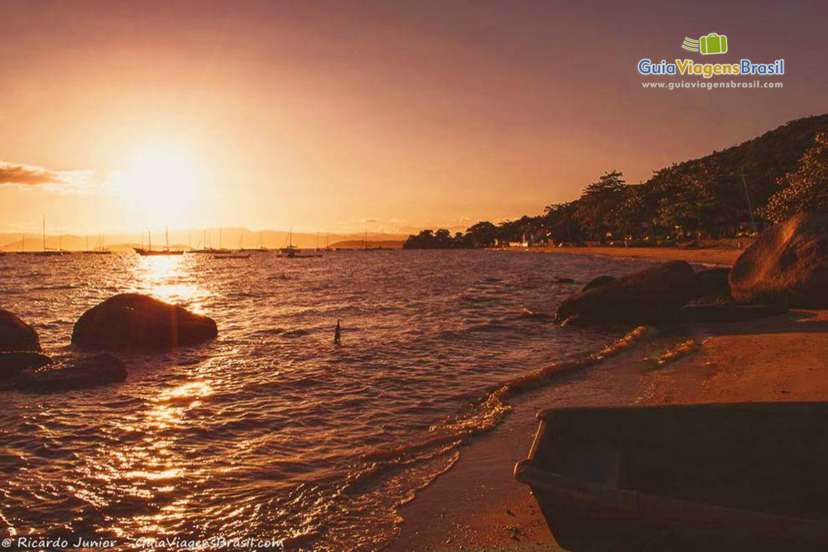 Imagem do incrível por do sol da Praia Sambaqui.