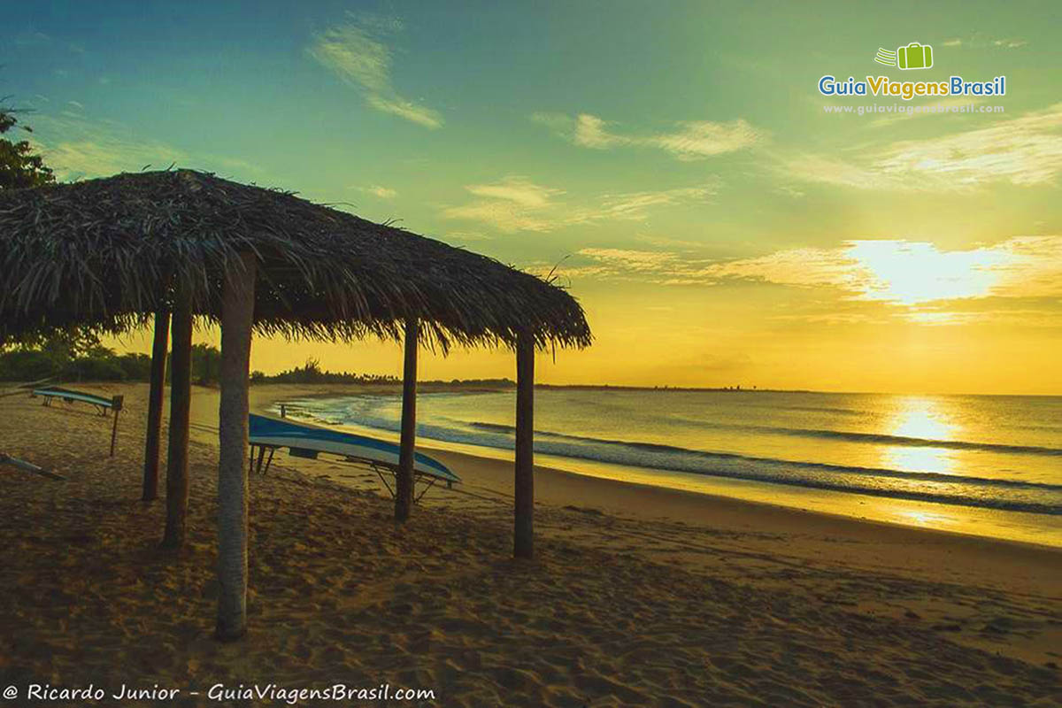 Imagem de um entardecer encantador na Praia de Tourinhos.