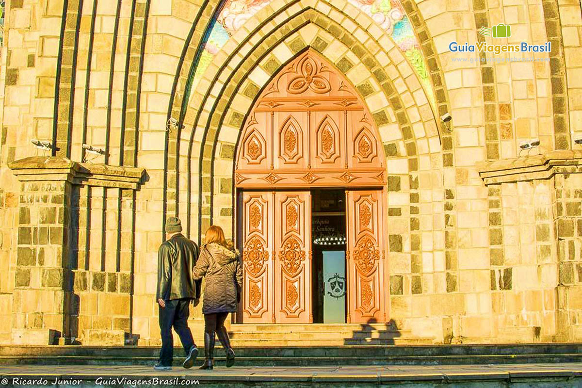 Imagem da porta de entrada da igreja.