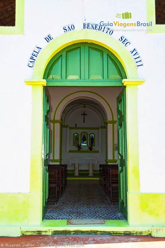 Imagem da porta da igreja.