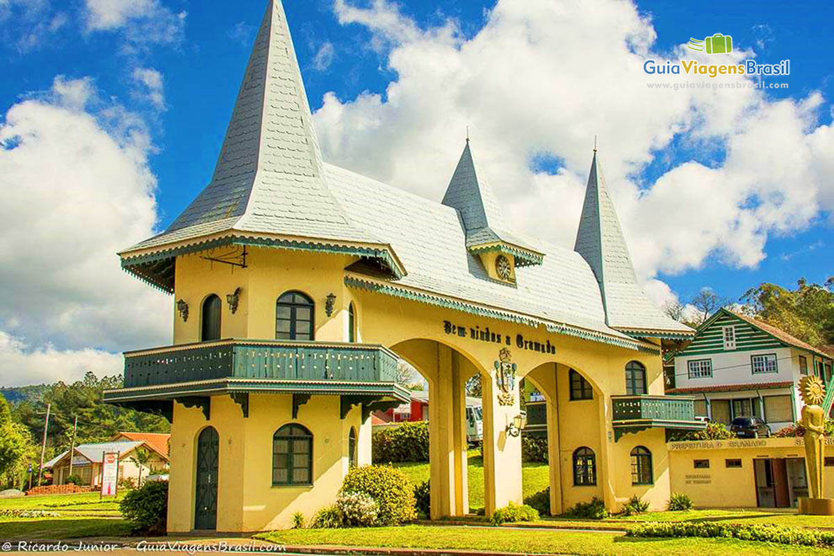 Imagem da linda entrada da cidade de Gramado.