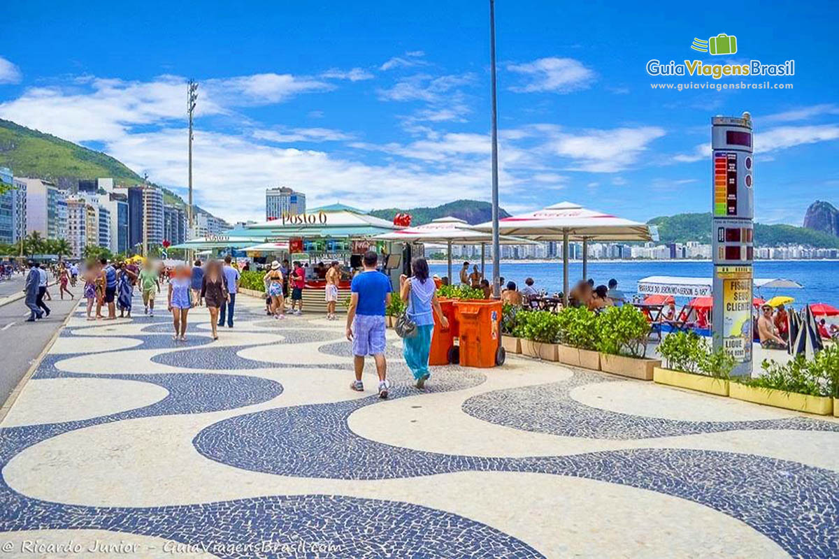 Imagem do quiosque na orla da Praia de Copacabana.