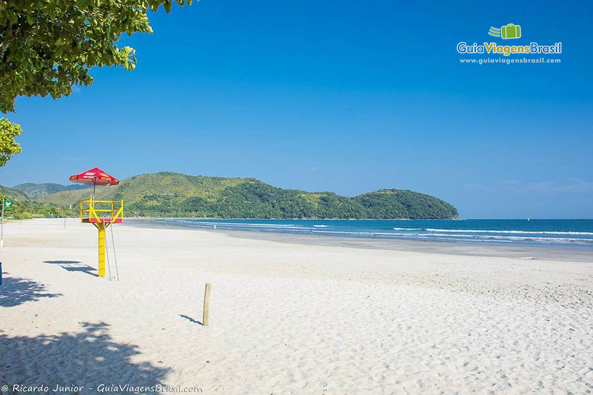 Imagem de posto de salva vidas nas areias da Praia da Baleia.