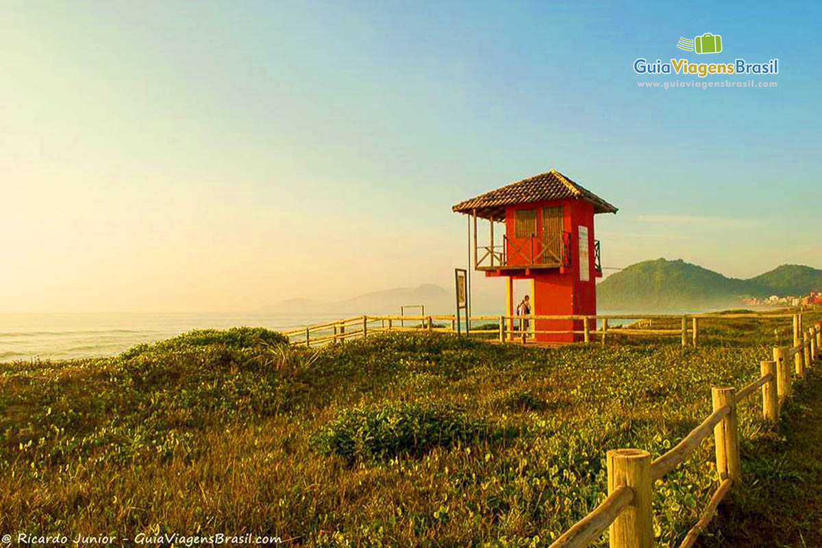 Imagem do posto de salva vidas na Praia dos Amores.