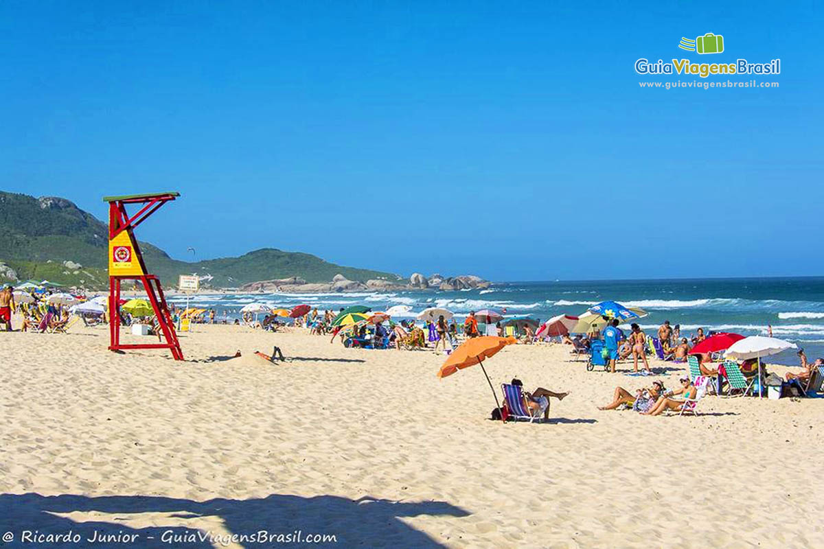 Imagem do posto de salva vidas na areia da praia.