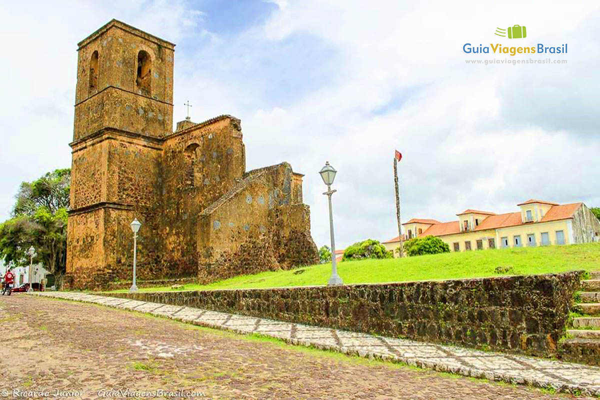 Imagem da luminária e da parte de traz da igreja São Matias.