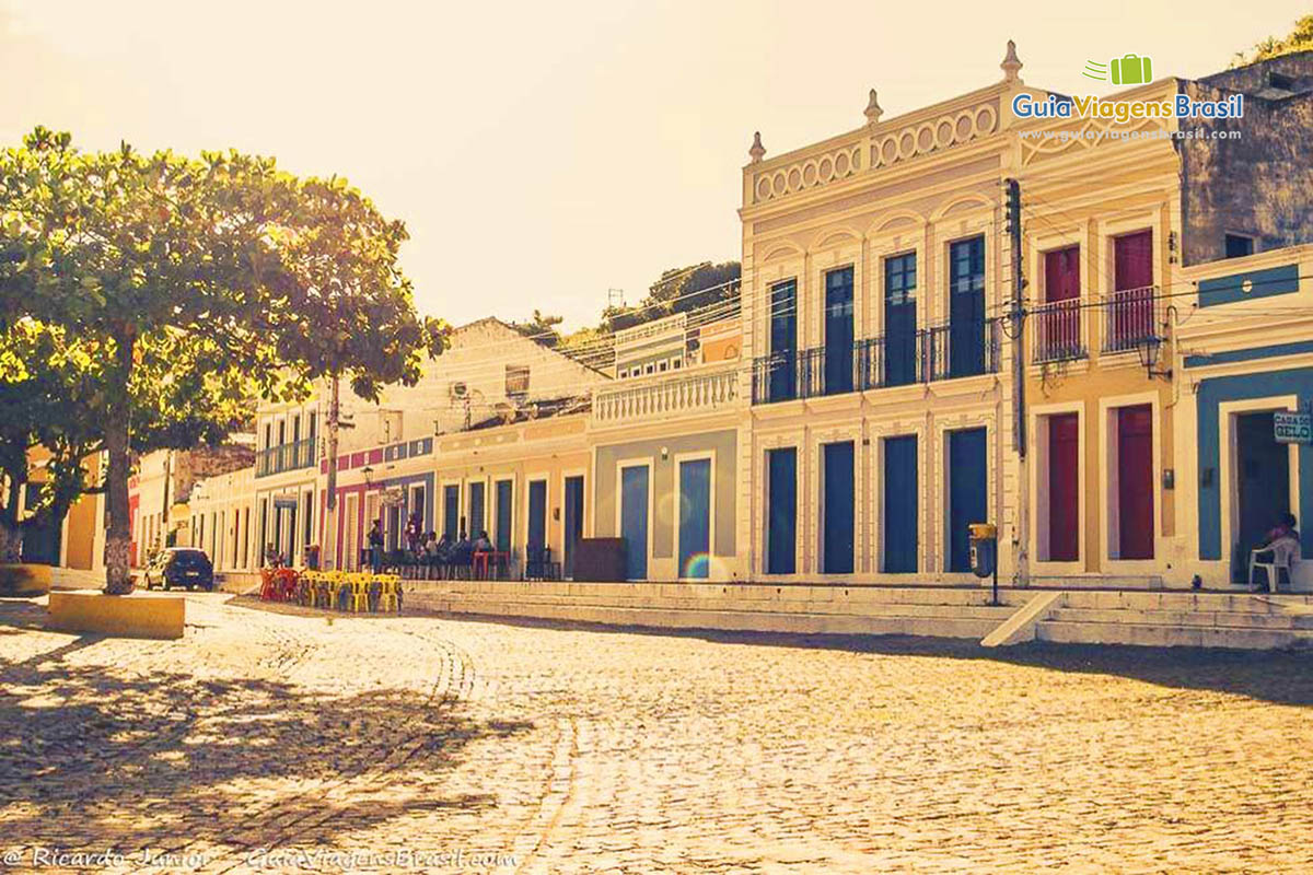 Imagem dos casarões na praça no centro histórico da cidade.