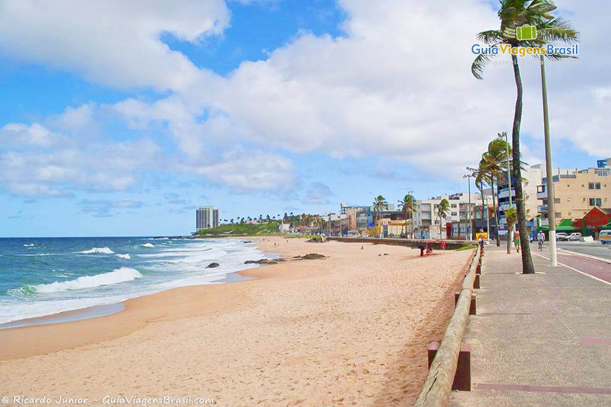 Imagem da orla da linda Praia Amaralina.