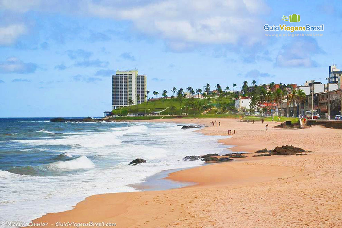 Imagem das ondas batendo nas areias da Praia Amaralina.