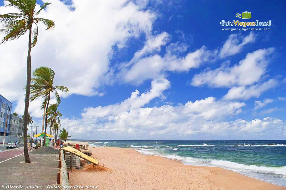 Imagem do céu e mar azul na Praia Amaralina.