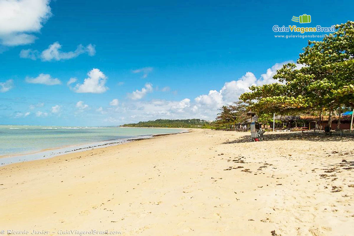 Imagem das areias claras da Praia Araçaípe.