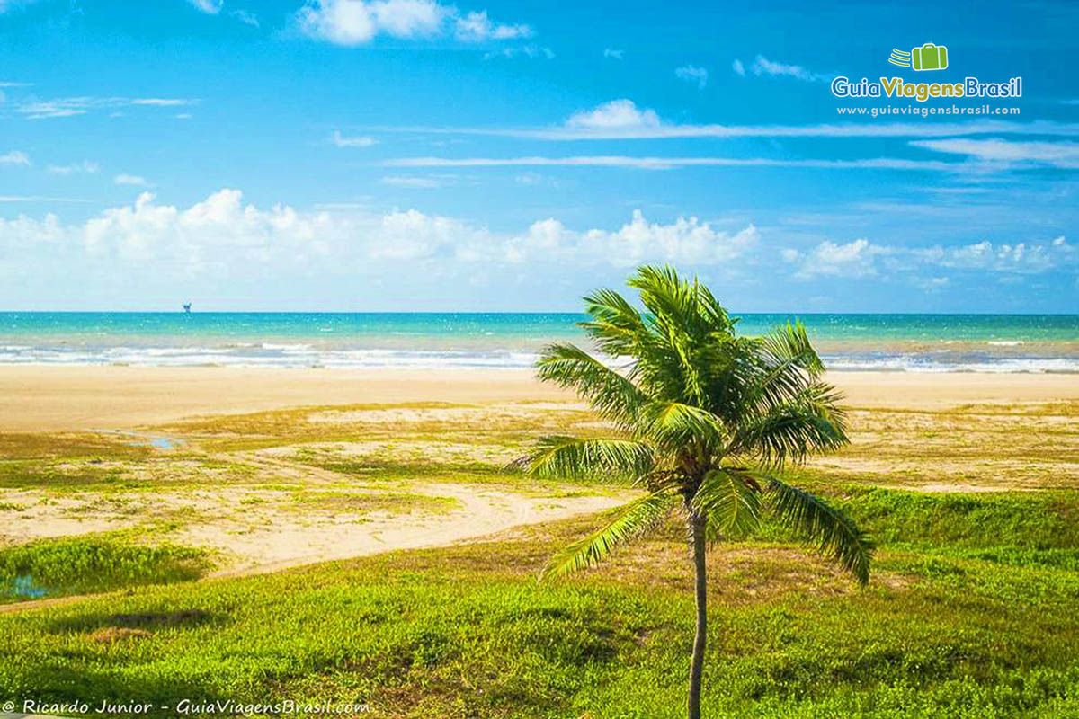 Imagem de linda visão da Praia Atalaia.