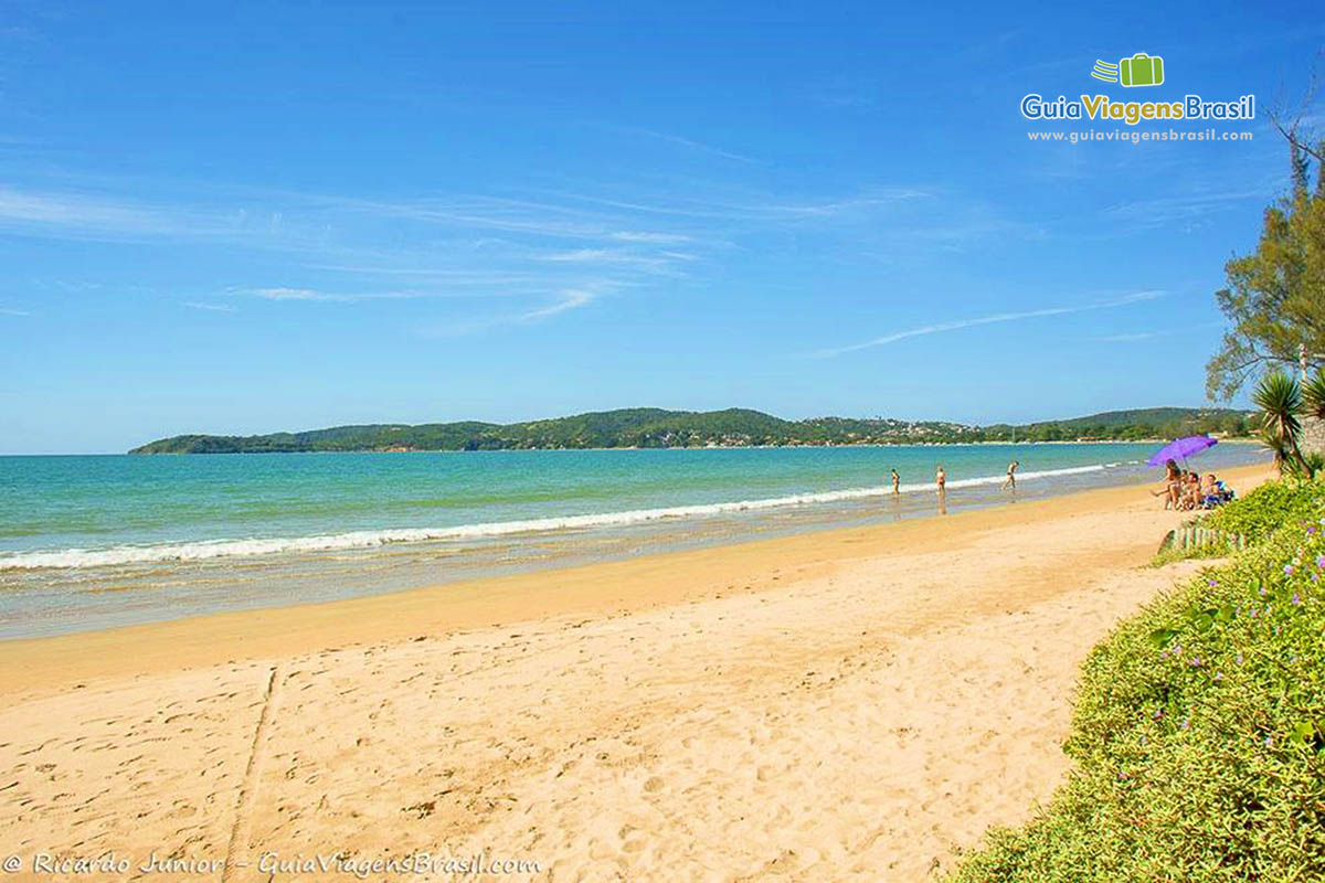 Imagem da areia branquinha e bela Baía Formosa.