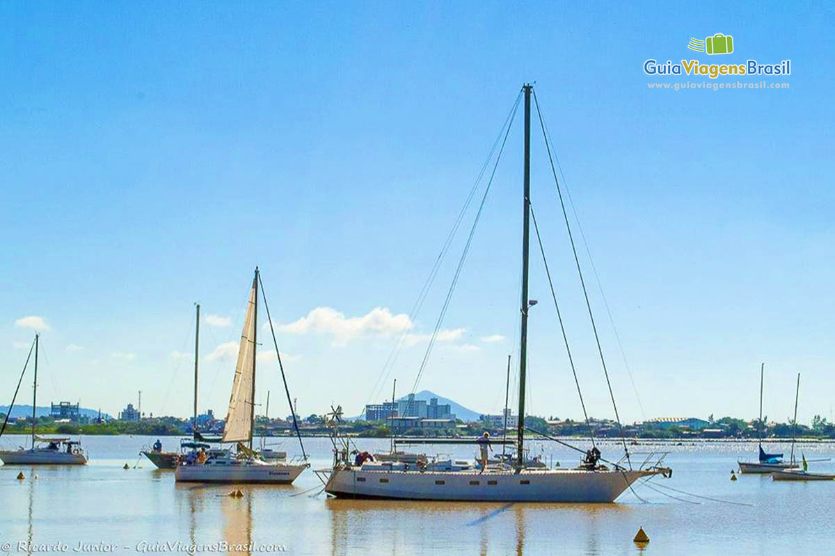 Imagem de barcos a vela nas águas da Praia Baixio.