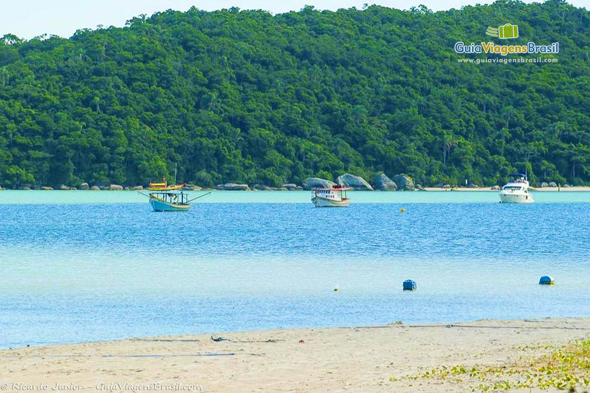 Imagem de lancha e barco de pescador na linda praia.