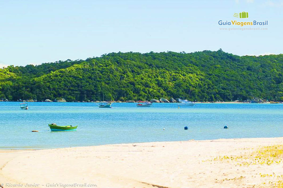 Imagem das águas calmas da Praia Baixio.