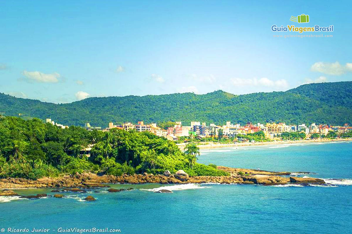 Imagem do belo mar azul da Praia Bombas.