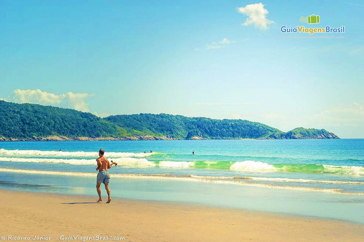 Imagem de um rapaz correndo na Praia Bombas