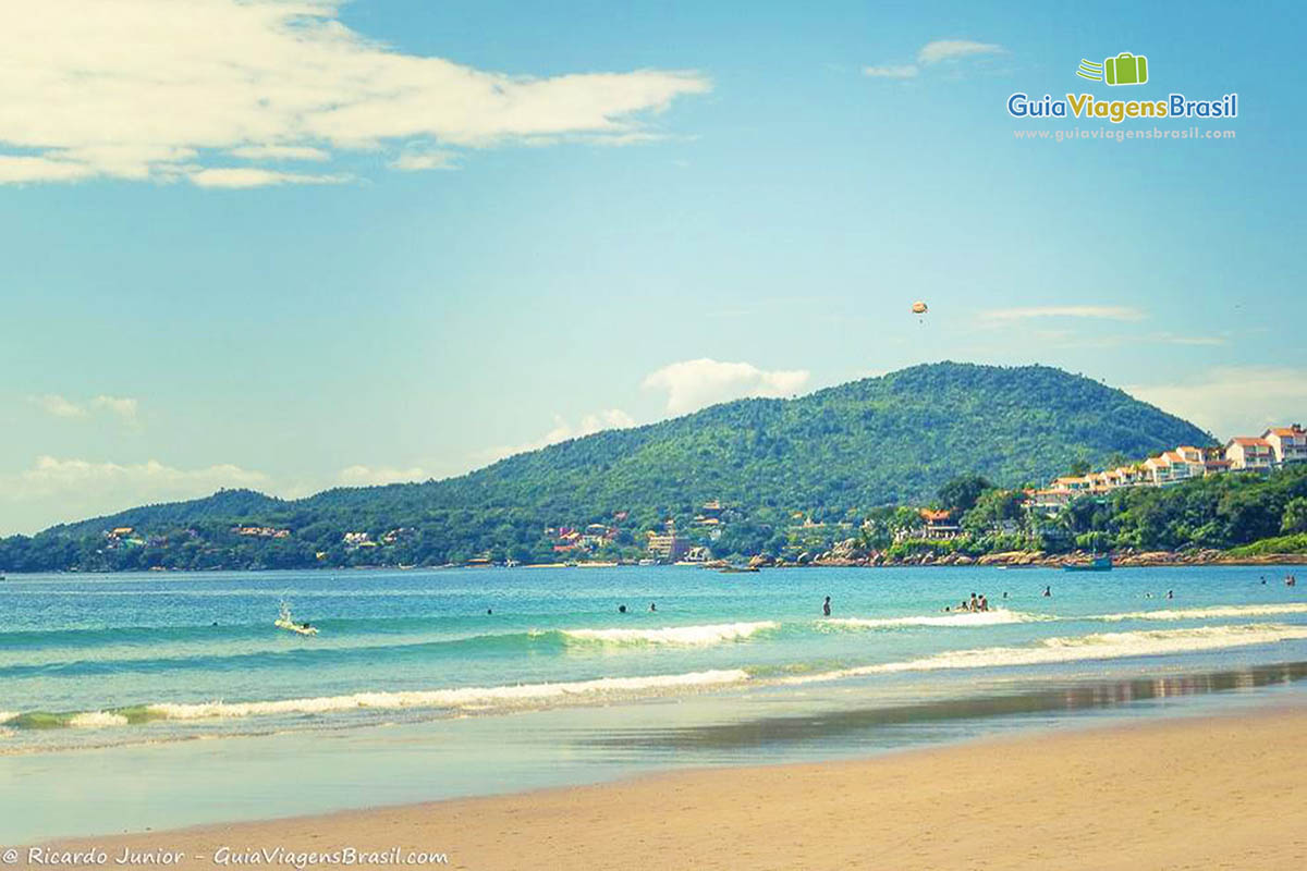 Imagem de pequenas ondas da Praia Bombas.