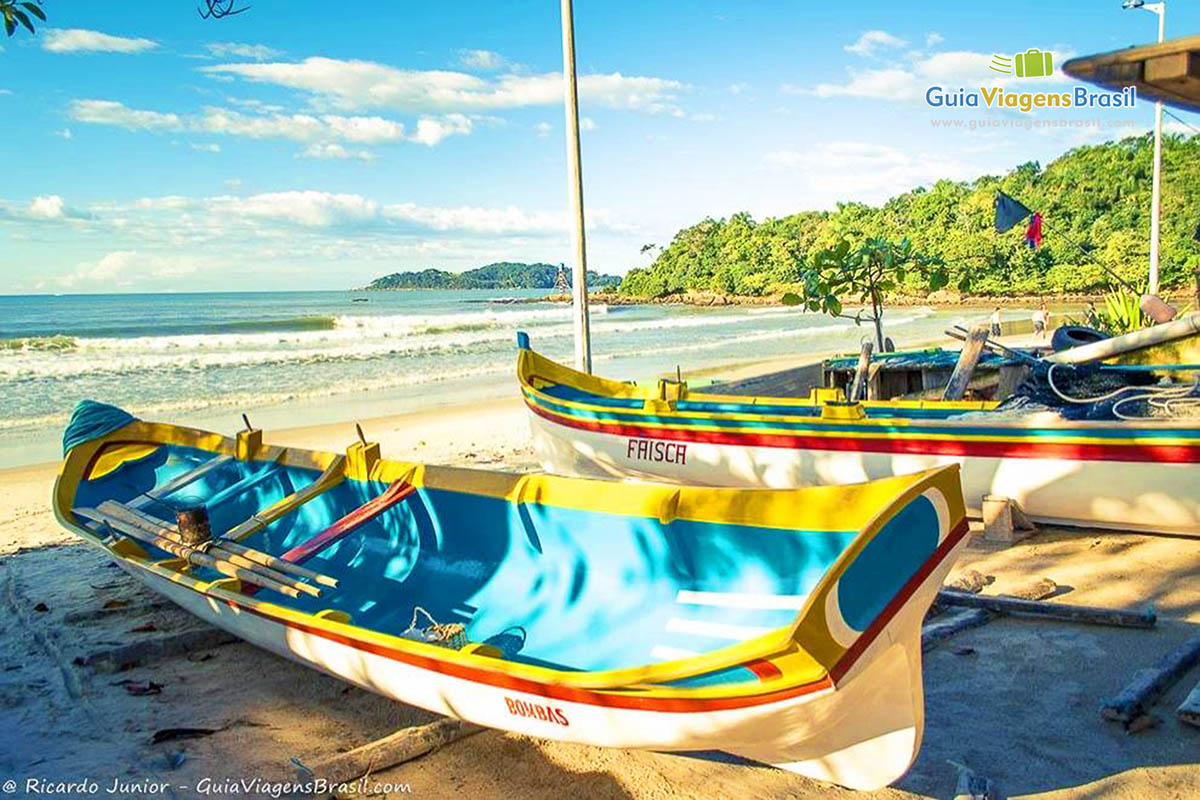 Imagem de barco de pescador nas areias e ao fundo o lindo mar, na Praia Bombas.